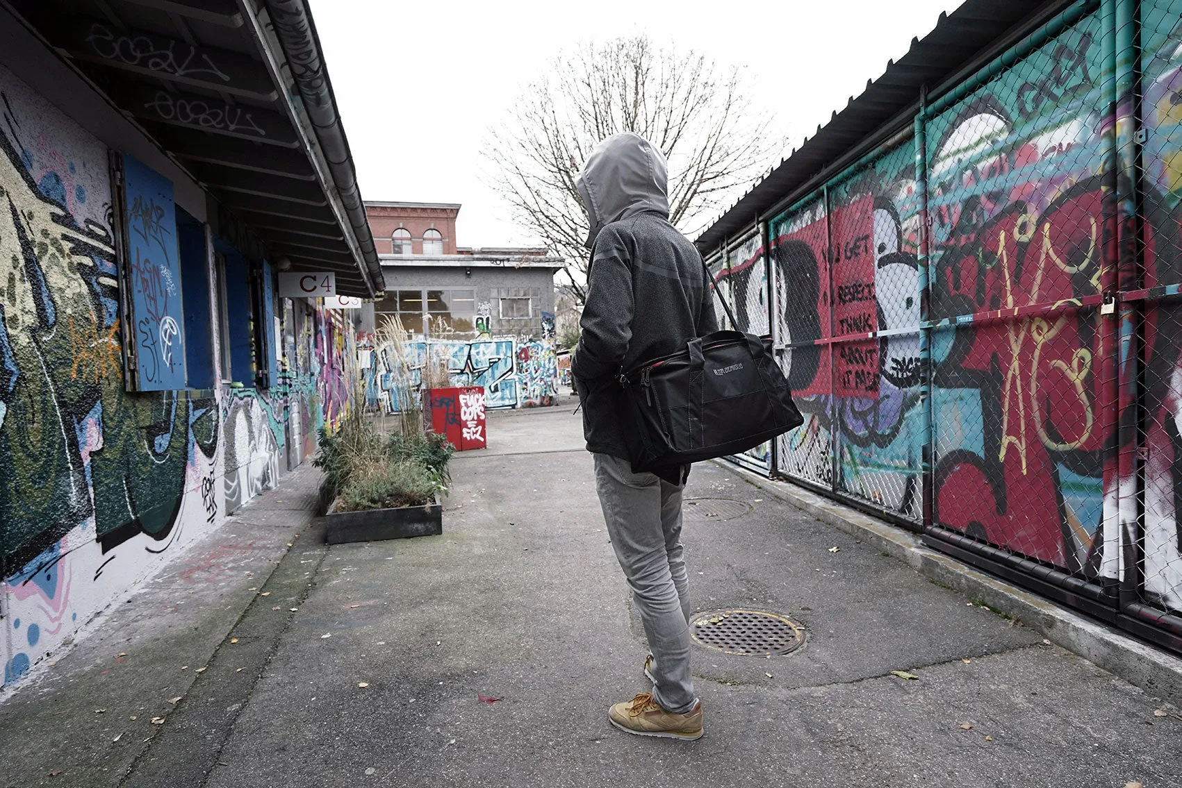 District 18 shoulder bag black