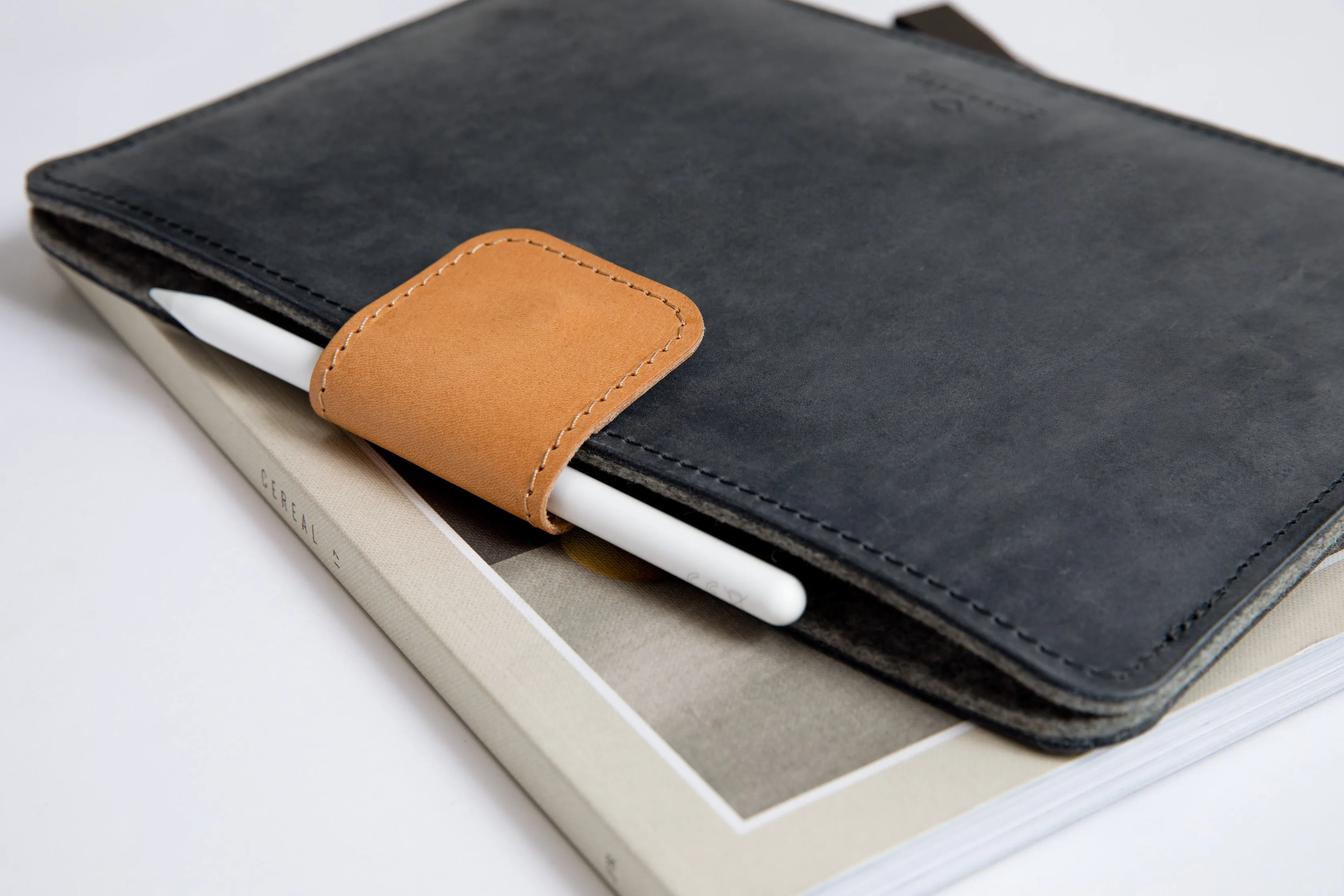 Leather MacBook Sleeve KEEP IT SNUG/ Scandinavian Grey/